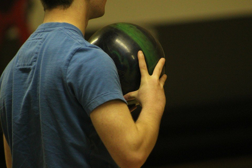 how to bowl properly in bowling